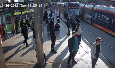 Zamišljena ženska s telefonom in tramvaj: kaj gre lahko narobe? #video