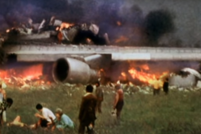 Ameriška zvezna uprava za letalski promet je iskala načine, kako se v primeru letalskih nesreč izogniti silovitemu ognju, ki je bil v preteklosti pogost krivec za še več smrtnih žrtev. Eden takšnih primerov je bila grozovita katastrofa na Kanarskih otokih leta 1977, ki velja za najhujšo letalsko nesrečo vseh časov. 27. marca 1977 sta na letališču Los Rodeos na Kanarskih otokih v zelo gosti megli trčili potniški letali tipa boeing 747. Pilot letala nizozemske družbe KLM je poskusil vzleteti brez dovoljenja in takoj po vzletu z zadnjim delom letala pri hitrosti 260 kilometrov na uro trčil v trup boeinga 747 ameriške družbe Pan Am. Na prvem letalu preživelih ni bilo, na drugem je umrlo 335 potnikov in članov posadke, preživelo jih je 61. Nesreča je skupaj vzela 583 življenj. Ob megli je bila glavni razlog za trčenje slaba komunikacija med kontrolnim stolpom in posadkama obeh letal. | Foto: YouTube / Posnetek zaslona