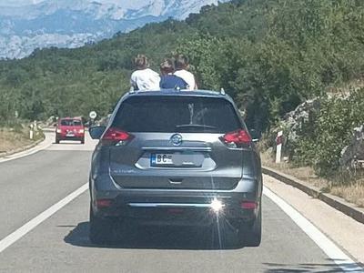 Nevarna vožnja turista zgrozila splet