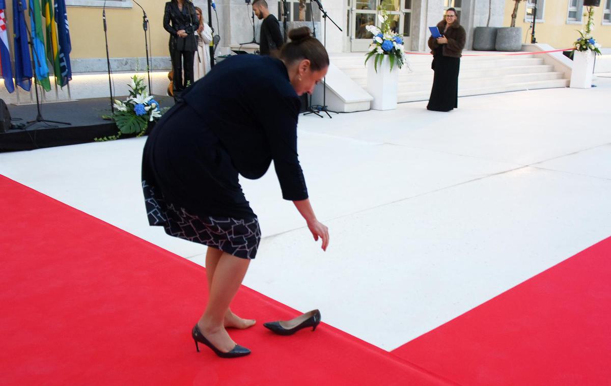 Irena Hrstić | Hrvaško ministrico je nekaj motilo v čevlju, zato ga sezula.  | Foto Sasa Miljevic/PIXSELL