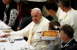 Papež je ob svetovnem dnevu revnih kosil z ubogimi