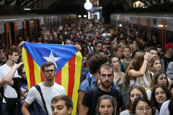 Katalonci so se na referendumu 1. oktobra lani odločili za samostojno državo. Parlament v Barceloni je neodvisnost razglasil 27. oktobra. Španska vlada v Madridu je pokrajini nato odvzela avtonomijo, proti takratnemu katalonskemu premierju Puigdemontu pa vložila obtožnico. | Foto: Reuters