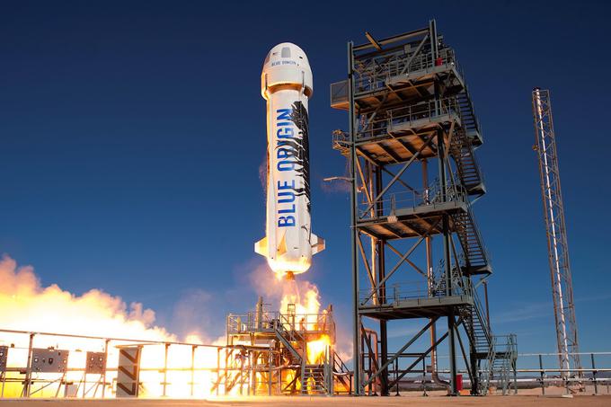 New Shepard, vesoljsko plovilo podjetja Blue Origin, je pravzaprav že nekajkrat uspešno poletelo prek 100 kilometrov nad površje Zemlje in uspešno pristalo v pokončnem položaju, s čimer je Bezos postal pionir uspešnega vertikalnega vzletanja in pristajanja v vesolje. | Foto: Blue Origin