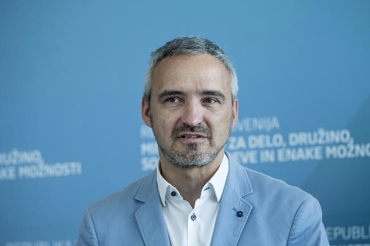 Janez Cigler Kralj bo po besedah Mateja Tonina glas delovnih ljudi, v kampanjo pa bo prinesel "več človečnosti, upanja in svežine". | Foto: Ana Kovač