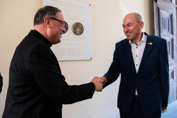 Janša s Cviklom o verski svobodi in epidemiološki situaciji