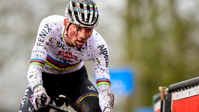 Van der Poela škropili celo z urinom, njegovemu očetu je prekipelo