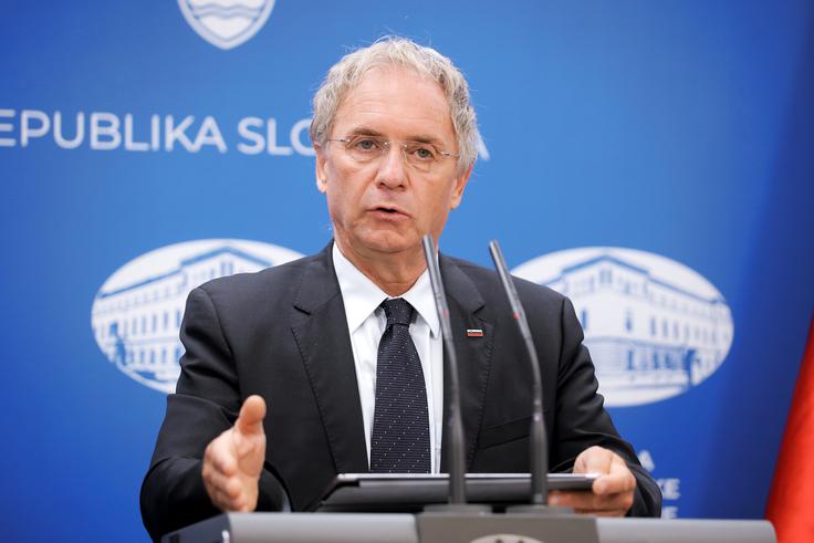 "Ne smejte se, ko bom razložil, katere," je dejal Hojs in pojasnil spremembe odloka. | Foto: STA ,