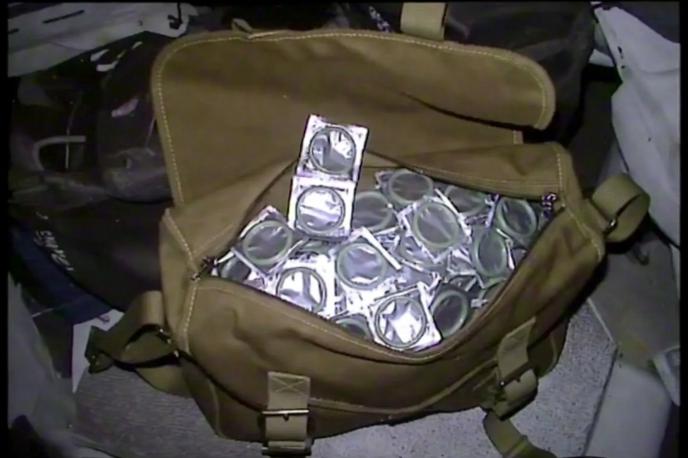 Kondomi, Torba, Rusija | "To je imel s seboj, ker so jim povedali, da se podajajo na petdnevno vojaško operacijo, nato pa bodo sledile proslave. Elegantna obleka in 50 kondomov – verjel je, da jih bo potreboval za povojno slavje, da se bodo ženske kar metale za njim," je nejevernemu Joeju Roganu razlagal Palmer Luckey. Fotografija je bila ustvarjena z umetnointeligenčnim orodjem Grok, ne gre za pravo fotografijo pilotove torbe. | Foto Grok / Umetna inteligenca