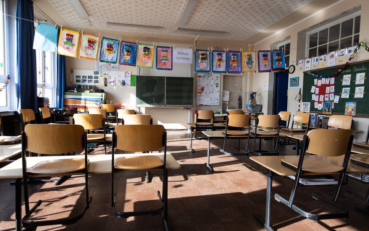 Vzgojno-izobraževalni zavodi so zaradi epidemije zaprti od 26. oktobra, od takrat pa pouk poteka na daljavo. Ustavno sodišče je decembra lani zadržalo izvrševanje odloka o začasni prepovedi zbiranja ljudi v zavodih s področja vzgoje in izobraževanja za otroke s posebnimi potrebami. Vladi je tako naložilo, da najpozneje 4. januarja omogoči začetek izvajanja programov za otroke s posebnimi potrebami. To pa ne pomeni, da morajo delati na enak način kot v normalnih razmerah. Šolanje otrok s posebnimi potrebami se je tako začelo 5. januarja. | Foto: Getty Images