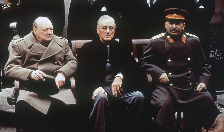 Na konferenci v Jalti, kjer so se februarja 1945 zbrali ameriški predsednik Franklin D. Roosevelt, sovjetski voditelj Stalin in britanski premier Winston Churchill, so brez predstavnikov celinske Evrope razpravljali o povojni ureditvi Evrope. To zlasti ni bilo všeč vodji Svobodne Francije Charlesu de Gaullu. Ta tudi ni bil povabljen na Potsdamsko konferenco. Francija je bila pozneje poleg Zahodne Nemčijo gonilo evropskega združevanja. | Foto: Guliverimage