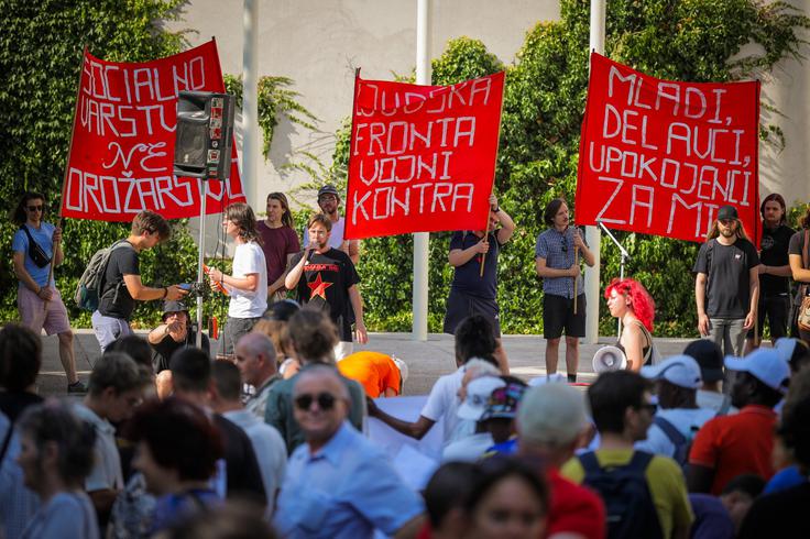 Protestni shod proti oboroževanju, vojni in zvezi Nato pod geslom Ljudska fronta - vojni kontra! | Foto: STA