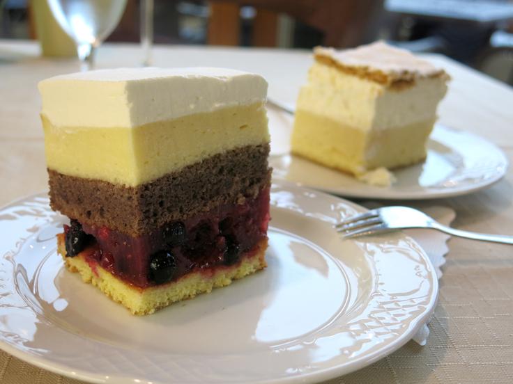 Torta Planinka in kremna rezina iz hišne slaščičarne | Foto: Miha First