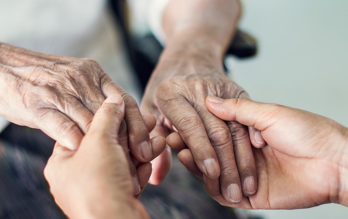 Upokojenci | Oskrbnine v domovih za ostarele naj bi se po oceni Skupnosti socialnih zavodov Slovenije povečale za od dva do tri odstotke. | Foto Getty Images
