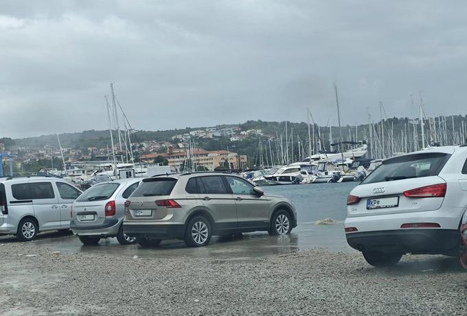 Na agenciji za okolje so z rumenim opozorilom sporočili, da se bo v petek dopoldan morje razlivalo v višini okoli deset centimetrov. Fotografija je iz arhiva. | Foto: David Florjančič