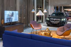 Imeti avtomobil v dnevni sobi? V Ljubljani lahko dobite tak vtis. #foto