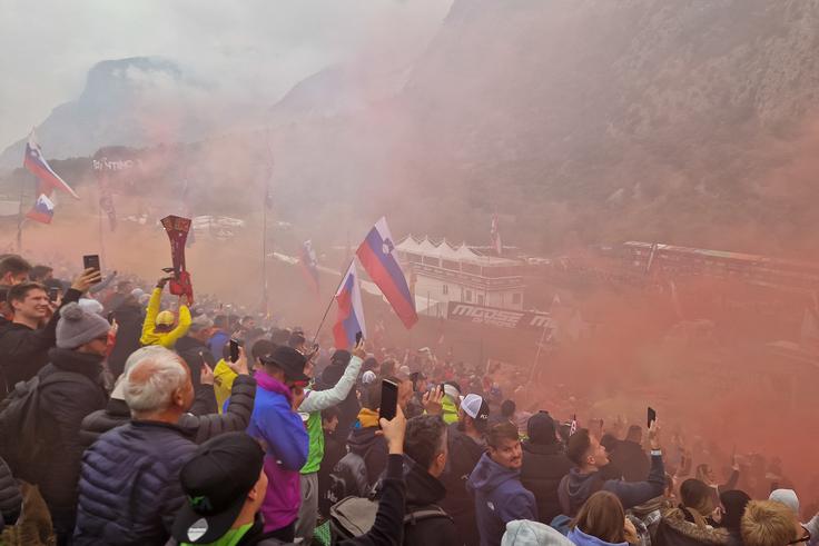 Takole so v krogu za ogrevanje zadimili slovenski zavoj. | Foto: Matej Podgoršek