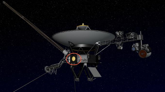 Slavni ameriški astronom Carl Sagan je ameriški vesoljski agenciji pred začetkom misije Voyager predlagal, naj istoimensko raziskovalno plovilo opremi z zlato ploščo, na kateri bodo podobe in zvoki človeške civilizacije. Plošča, ki je v vesolje kasneje poletela tudi na plovilu Voyager 2 (na tej Nasini grafiki), bi nezemeljskim bitjem lahko pomagala razumeti, kdo jo je naredil, je bil Saganov argument.  | Foto: Reuters