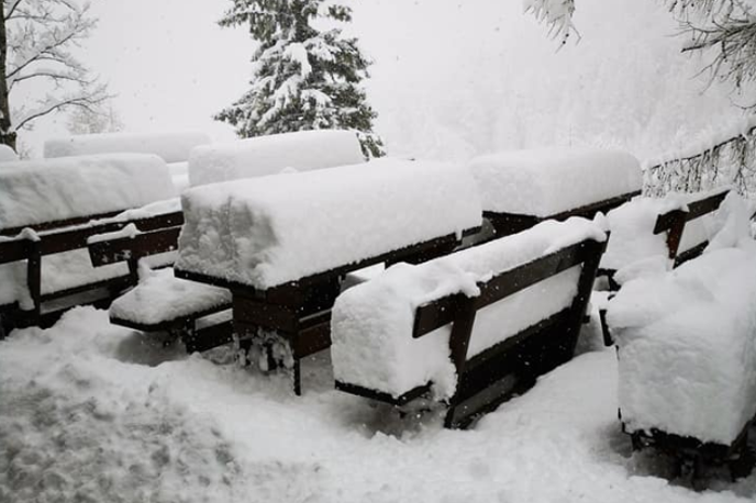 Sneg Erjavčeva koča | Sneg na Erjavčevi koči na Vršiču. | Foto Facebook / Erjavčeva koča