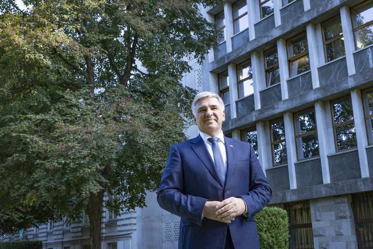 "V preteklosti, ko je bila generalna sekretarka dr. Monika Kirbiš Rojs, smo vedno pravočasno in pravilno pristopili k vsem spremembam. Mogoče sem zdaj kakšno odločitev zaupal ljudem, ki na koncu niso opravili svojega dela. Tukaj prevzemam vso odgovornost, svetnikom in svetnicam se bom opravičil." | Foto: Ana Kovač