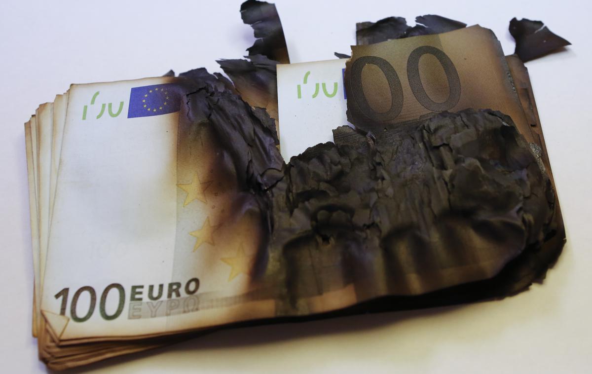 evro denar | Okoli 11. ure je bilo treba na frankfurtski borzi za evro odšteti 1,0011 dolarja, kar je 0,29 odstotka manj kot v petek. Evropska centralna banka je v petek referenčni tečaj evra postavila pri 1,0054 dolarja. | Foto Reuters