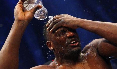 Chisora se je opravičil za udarce izven ringa