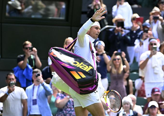 Rafael Nadal je osvojil Wimbledon dvakrat (2008 in 2010). Nadal igra prvič na sveti angleški travi po letu 2019. Čeprav se je pred turnirjem v Londonu veliko govorilo o njegovih zdravstvenih težavah, načetem stopalu in kolenu, ki sta mu v preteklosti povzročila ogromno preglavic, pa je izkušeni Rafa znova stisnil zobe in se udeležil slovitega turnirja na Otoku.  | Foto: Reuters