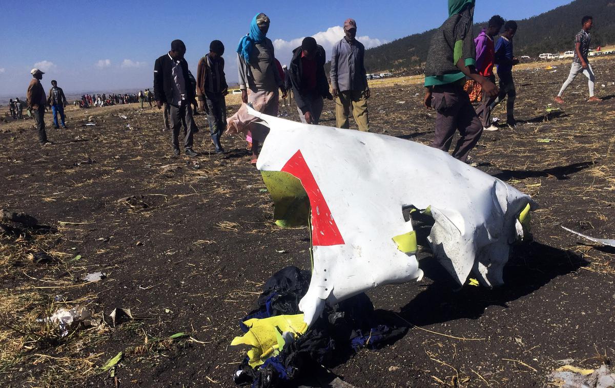 Strmoglavljenje letala v Etiopiji | Strmoglavljenja letala etiopske družbe Ethiopian Airlines s 157 ljudmi na krovu ni preživel nihče. | Foto Reuters