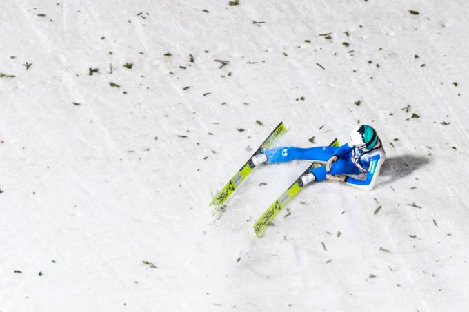 Urša Bogataj si je na Ljubnem poškodovala koleno in predčasno končala sezono. | Foto: AP / Guliverimage