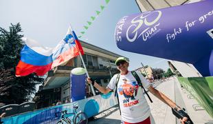Najbolj znan kolesarski navijač letos brez slavne zastave z Rogličevim podpisom