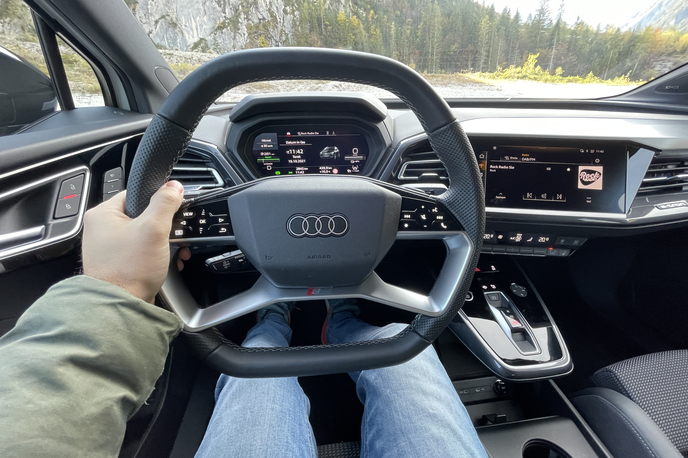 Audi Q4 e-tron | Audi je pri modelu Q4 e-tron dodobra prevetril svojo potniško kabino, v kateri je v ospredju nov volan z novimi stikali, občutljivimi na dotik. | Foto Gašper Pirman