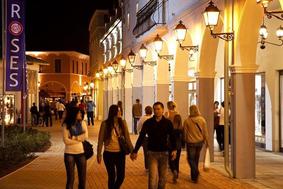 Dodatni popusti: Nočno outlet nakupovanje v Roses Designer Outletu!