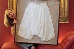 Športne hlače kraljice Victorie prodali za 15.000 dolarjev