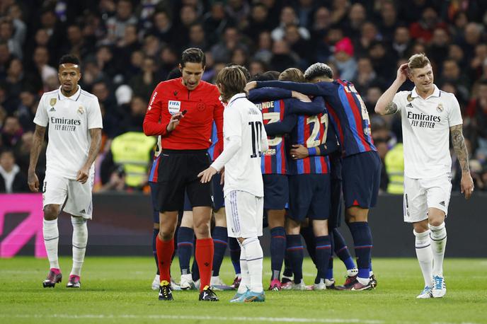Real Madrid - Barcelona | Barcelona se je veselila zmage na kultnem madridskem stadionu Santiago Bernabeu. | Foto Reuters