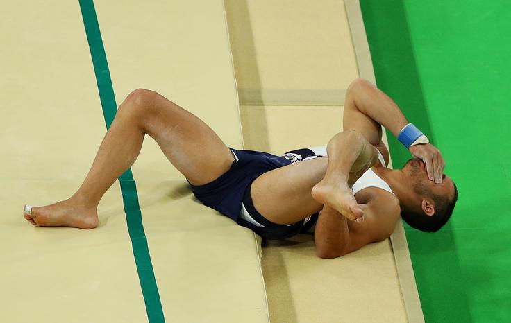 Grozljiv prizor v dvorani Arena Rio je pretresel gledalce, nesrečnega Francoza pa oropal olimpijske izkušnje. | Foto: Getty Images