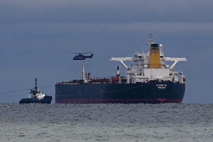 Tanker Eventin | Del ruskega tajnega oziroma senčnega ladjevja naj bi bil tudi tanker Eventin, ki prevaža skoraj sto tisoč ton nafte in je nedavno nasedel na nemški severnomorski obali. Tanker pluje pod panamsko zastavo. | Foto Guliverimage