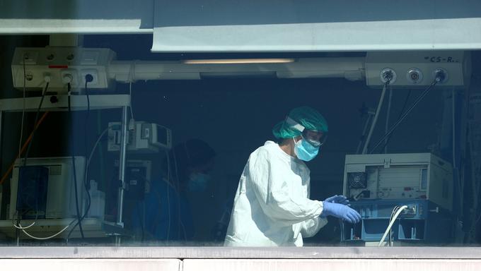 Svetovna zdravstvena organizacija (WHO) je danes opozorila evropske države pred "utrujenostjo glede pandemije covid-19", kar bi lahko ogrozilo soočanje z novim koronavirusom. | Foto: Reuters