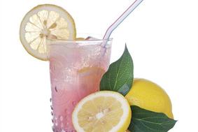 Povabite prijateljice na rožnato limonado