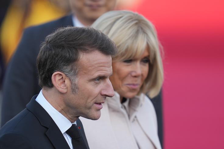 Emmanuela Macrona na obisku v Južni Koreji spremlja tudi njegova žena Brigitte Macron. V Seulu so ga novinarji spraševali tudi, kako komentira Trumpove besede o njegovem zakonu. "Kličem Francijo, Macron, čigar žena z njim zelo grdo ravna. Še vedno okreva po udarcu v čeljust," je namreč v sredo v nagovoru Američanom dejal Trump in se skliceval na lanski videoposnetek, na katerem naj bi Brigitte udarila moža v obraz. | Foto: Guliverimage