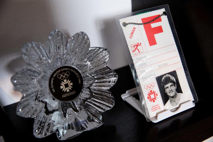 Spomin na sarajevske olimpijske igre: olimpijska "pahuljica" in akreditacija.  | Foto: Vid Ponikvar