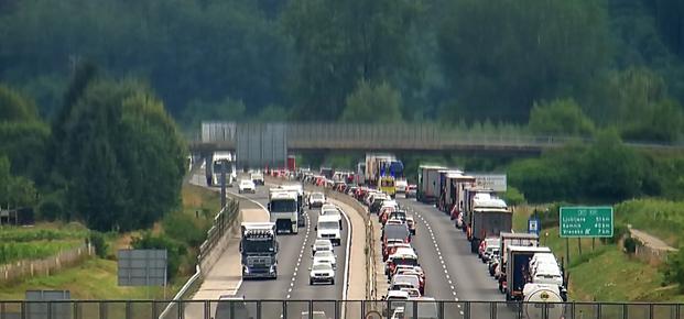 Štajersko avtocesto zaradi hujše nesreče zaprli. Umrl motorist.