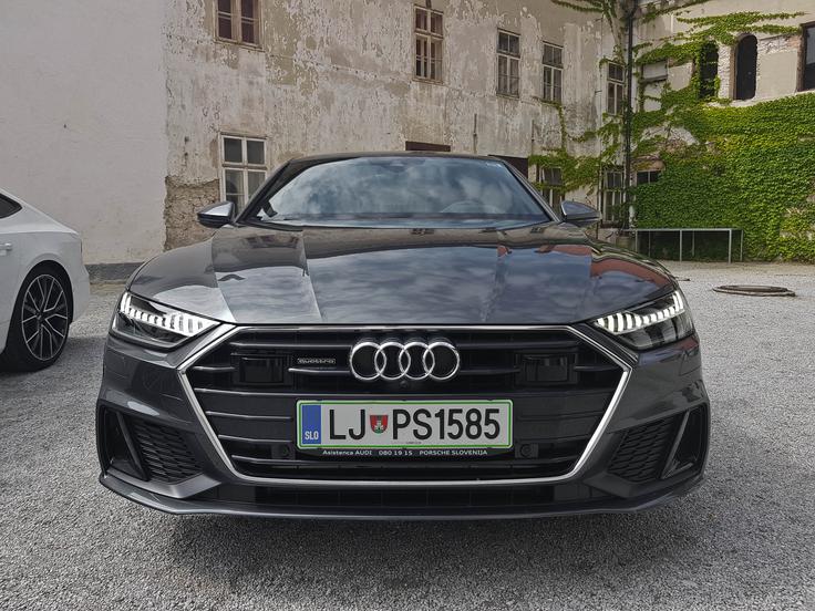 Matrični laserski žarometi pri hitrosti nad 70 kilometrov na uro osvetlijo do 600 metrov ceste. Lahko bi osvetlili do kilometer ceste, a to zaradi zakonskih zahtev ni mogoče. Od običajnih matričnih žarometov se ločijo po modrem vsadku znotraj žarometa, ki ponazarja svetlobno spremembo iz modrega žarka v belo svetlobo.
 | Foto: Gašper Pirman