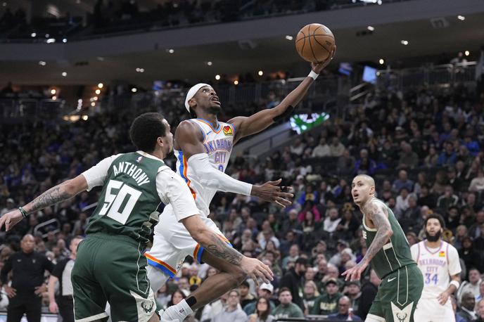 Shai Gilgeous-Alexander | Shai Gilgeous-Alexander je z Oklahomo v gosteh zlahka premagal Milwaukee Bucks (122:102). | Foto Reuters