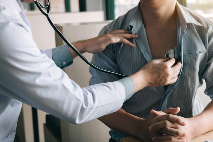 Simptomi srčnega popuščanja so pri ljudeh različni. Številne simptome srčnega popuščanja lahko pripišemo tudi drugim vzrokom, torej se ne pojavljajo izključno pri srčnem popuščanju. Če ste opazili, ali opažate v zadnjih treh mesecih katerega izmed navedenih simptomov, se posvetujte z zdravnikom. | Foto: Getty Images