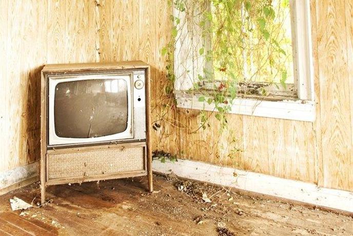 Vam na podstrešju sameva star televizor? Naj spet oživi!