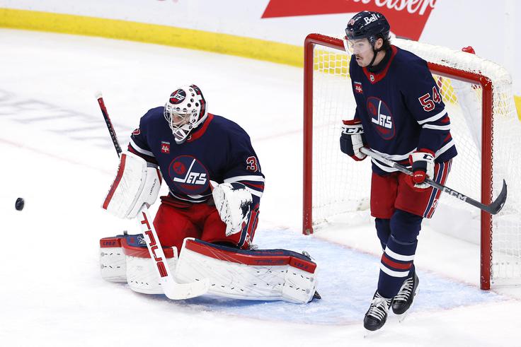 Connor Hellebuyck je še drugič zapored mrežo ohranil nedotaknjeno. | Foto: Reuters