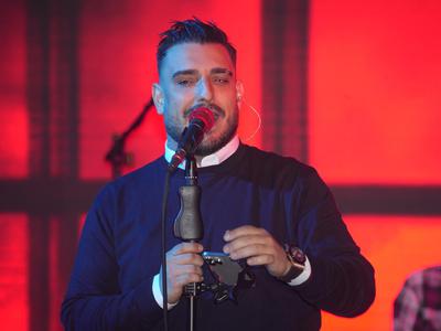 Posojevalci denarja prekinili nastop srbskega pevca in ga zvlekli iz dvorane