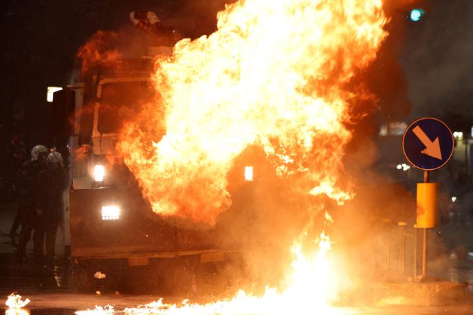 Tirana, Albanija, protesti, korupcija | Demokratska stranka, ki se je tudi sama soočala z očitki korupcije, ko je bila na čelu države, je v zadnjih mesecih priredila že več protestnih shodov, ki so se pogosto končali v spopadih s policijo. | Foto Reuters