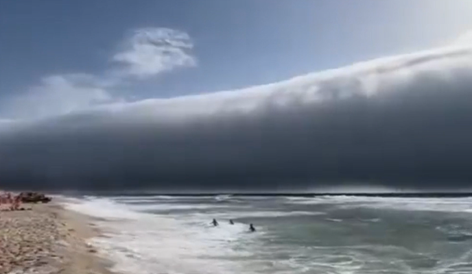 Osupljiv posnetek: nebo se je stemnilo, kopalci so prestrašeno strmeli v ocean #video