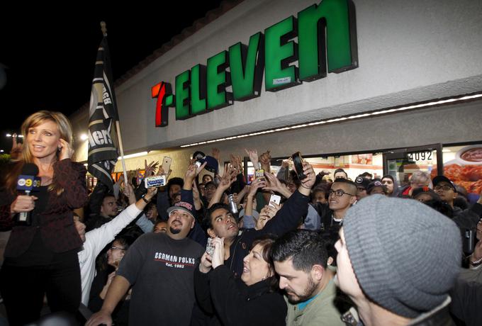 Prizorišče pred eno od trgovin v Kaliforniji, kjer je eden od treh srečnežev lani vplačal zmagovit listek vreden 1,3 milijarde evrov. | Foto: Reuters