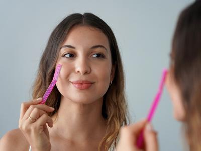 Kako učinkovito in varno odstraniti dlačice na obrazu?